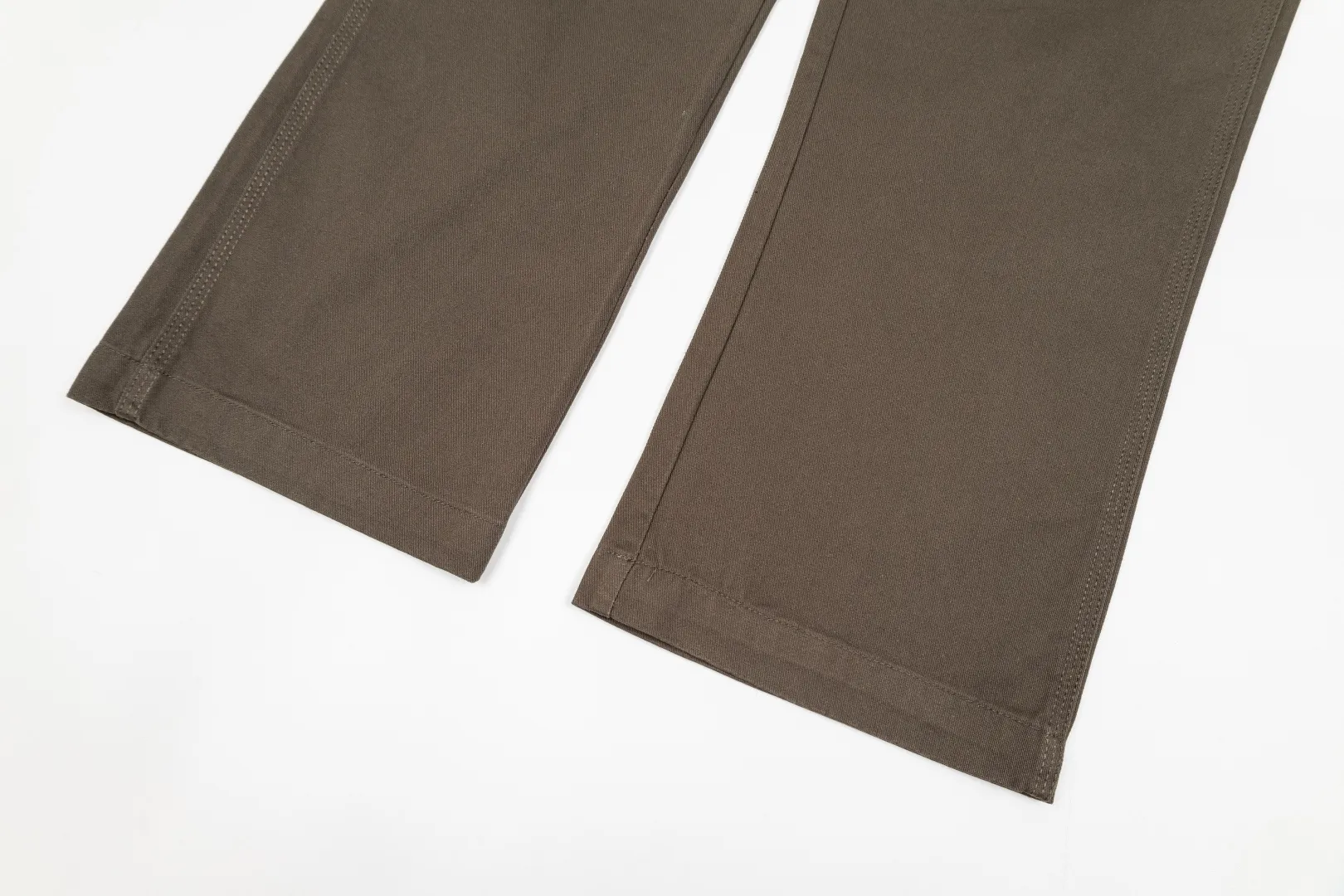 130 Carhartt Carhartt trousers American Retro ceiling Who knows! Carhartt's overalls are really welded to the body. Classic washed and distressed Canvas fabric, which is more and more time-worn. Three-dimensional tailoring + multi-pocket design, American Retro feeling. Whether it is worn with a sweater, T-shirt or denim jacket, it has a great sense of atmosphere. The loose and straight version is super friendly to all body types. People with pear-shaped figures and thick legs can just close their eyes. It covers the flesh to make you look slimmer, and can also be worn to create a casual and relaxed feeling. It can be used for daily commuting, looking cool on the street, and outdoor wear. Carhartt's Classic gold label logo is full of details. The workmanship is solid and durable, and it can be worn for three to five years. It can be worn with American retro, cityboy, and cleanfit styles. A pair of pants can provide you with a whole year of style inspiration📸 Style number: 2064 Color: Khaki Carbon Gray Black Size: S-2XL